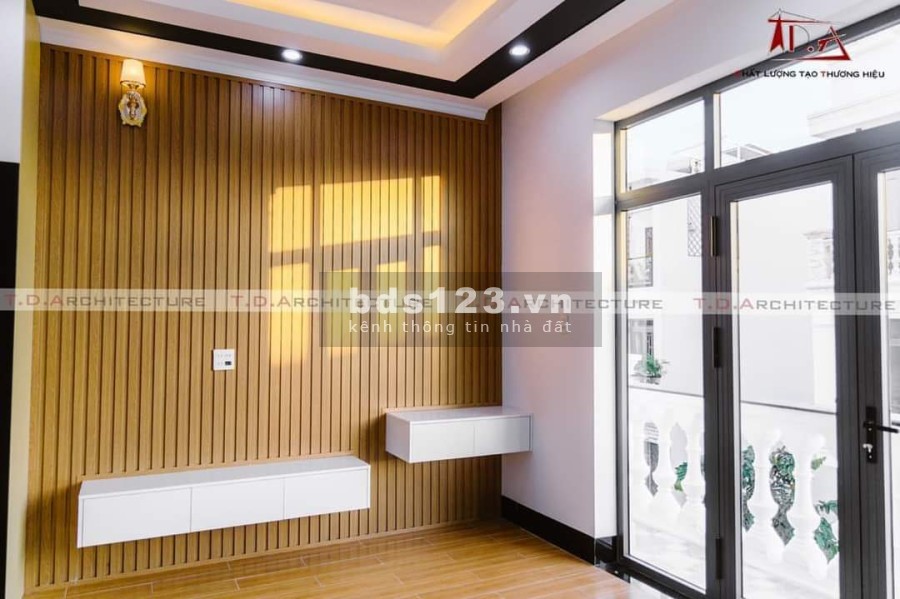 Cần bán gấp nhà thiết kế phong cách Châu Âu y hình đăng giá 6.9 tỷ, liên hệ 0915718879