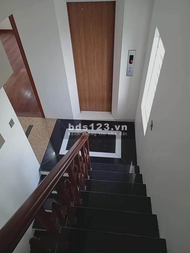 Bán lô góc ô tô thang máy kinh doanh đỉnh, khu an ninh sổ đẹp, đầy đủ công năng, nhà còn mới