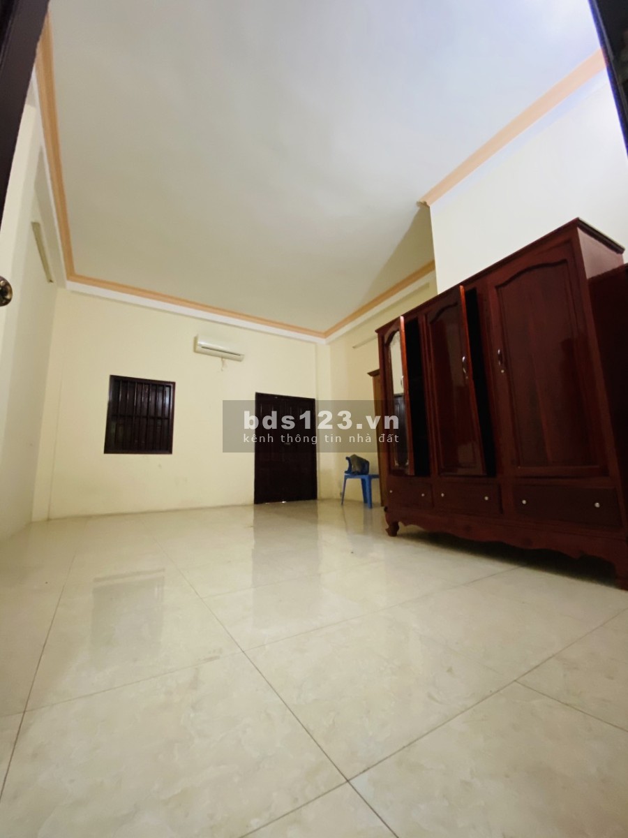 Phòng rất đẹp ban công trồng cây trung tâm hành chính Dĩ An cần cho thuê, lh 0917686001