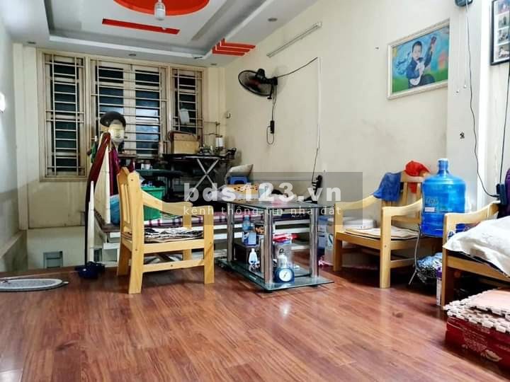 Trung tâm Quận Cầu Giấy diện tích 35m2, 5 tầng gần ô tô vuông vắn giá bán nhỉnh 3 tỷ