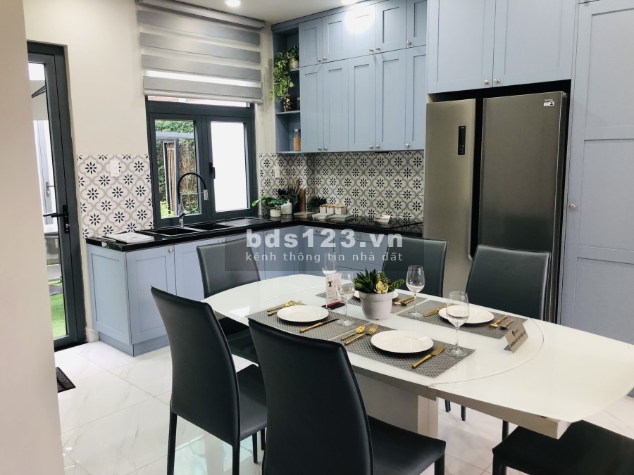 Bán nhà 1 trệt 1 lầu diện tích 80m2 sở hồng riêng, ngay chợ Hưng Long-Bình Chánh.