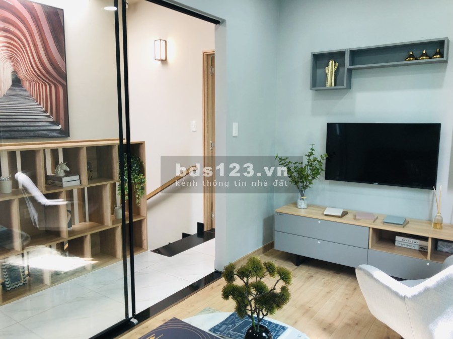 Bán nhà 1 trệt 1 lầu diện tích 80m2 sở hồng riêng, ngay chợ Hưng Long-Bình Chánh.