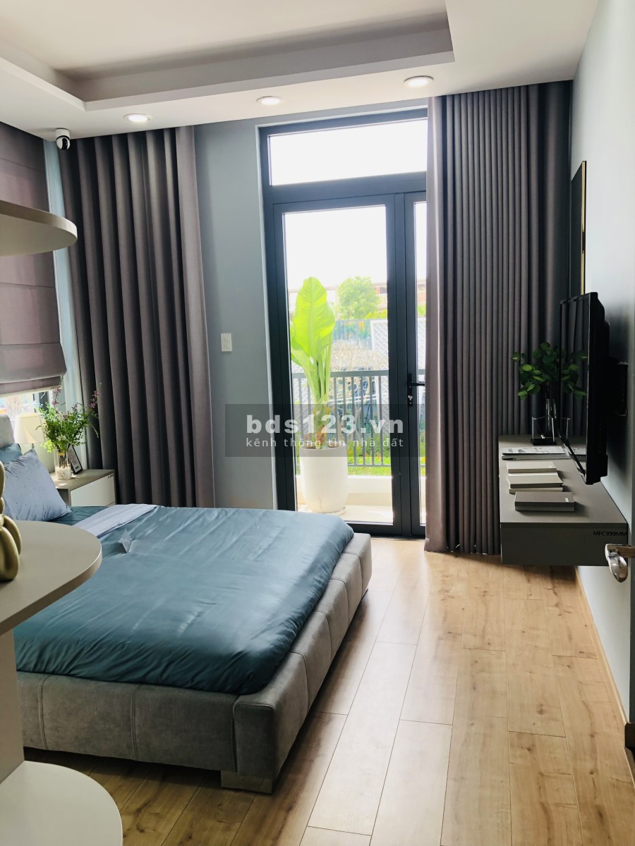 Bán nhà 1 trệt 1 lầu diện tích 80m2 sở hồng riêng, ngay chợ Hưng Long-Bình Chánh.