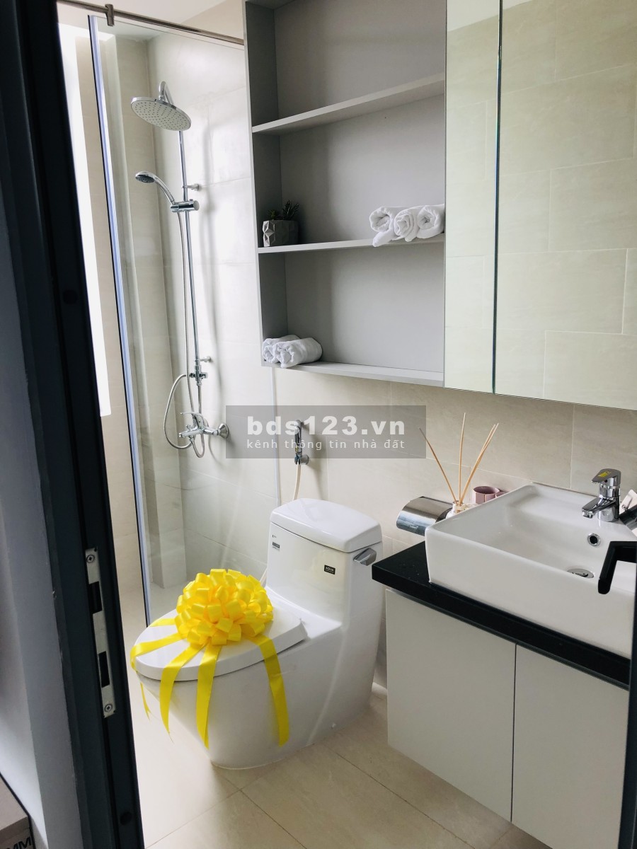 Bán nhà 1 trệt 1 lầu diện tích 80m2 sở hồng riêng, ngay chợ Hưng Long-Bình Chánh.