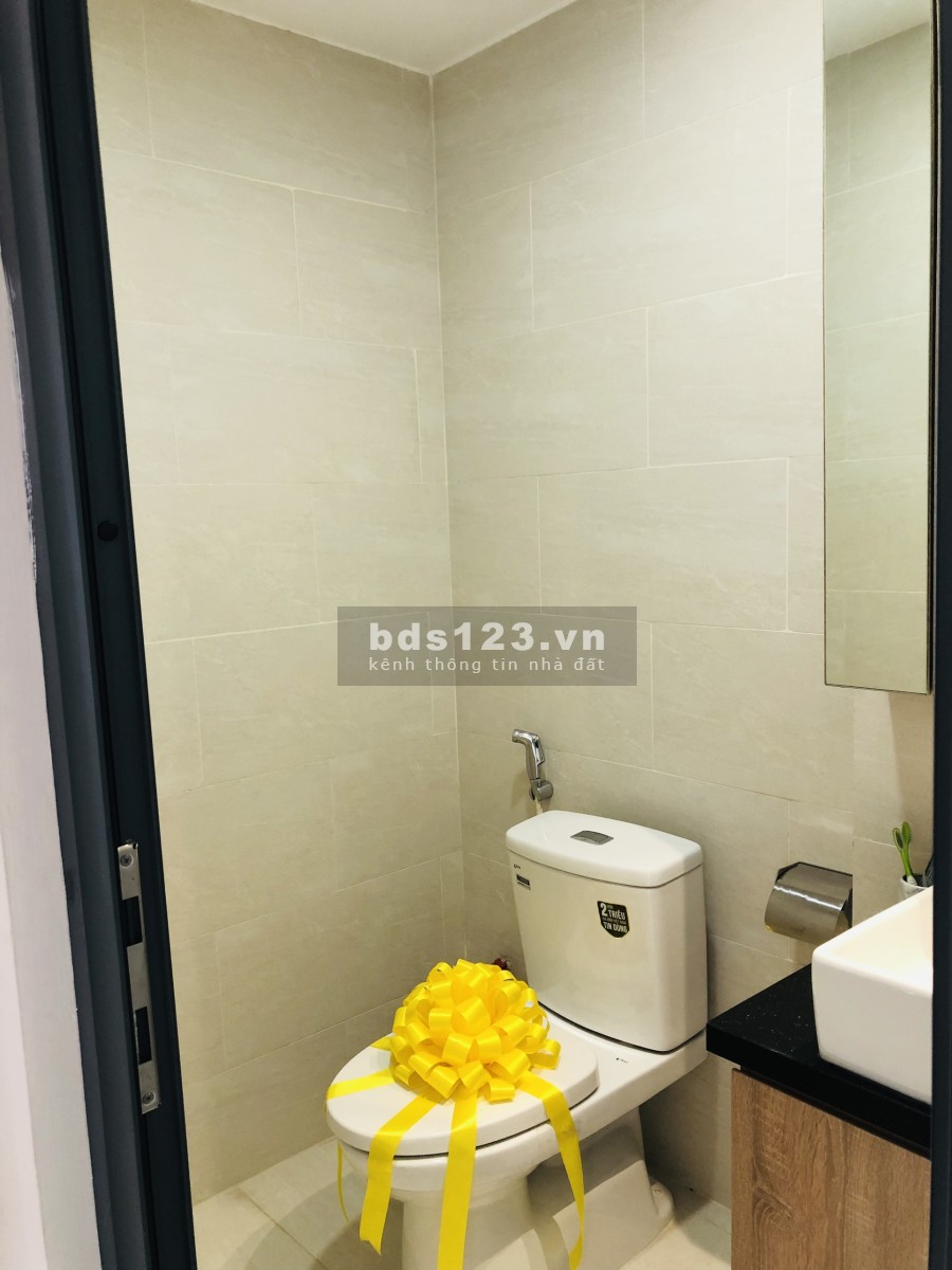 Bán nhà 1 trệt 1 lầu diện tích 80m2 sở hồng riêng, ngay chợ Hưng Long-Bình Chánh.
