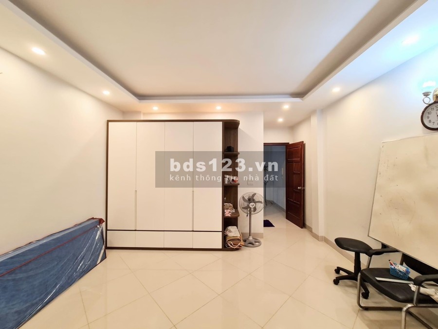 Đường Giải Phóng, nhà 5 tầng mới đẹp, gần ô tô tặng nội thất xịn về ở được ngay, giá tốt