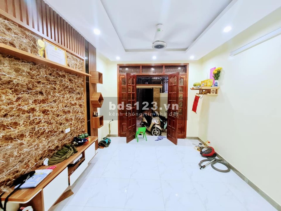 Bán nhà đẹp Ngõ Quỳnh Quận Hai Bá Trưng diện tích 30m2, đúc kiên cố 3,5 tầng giá 2,4 tỷ ( có TL)