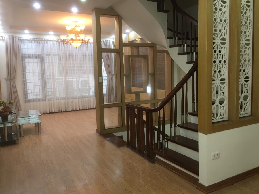 Cần bán gấp nhà Vũ Ngọc Phan đống đa diện tích 40m 5 tầng mặt tiền 4.6m giá 9.8 tỷ