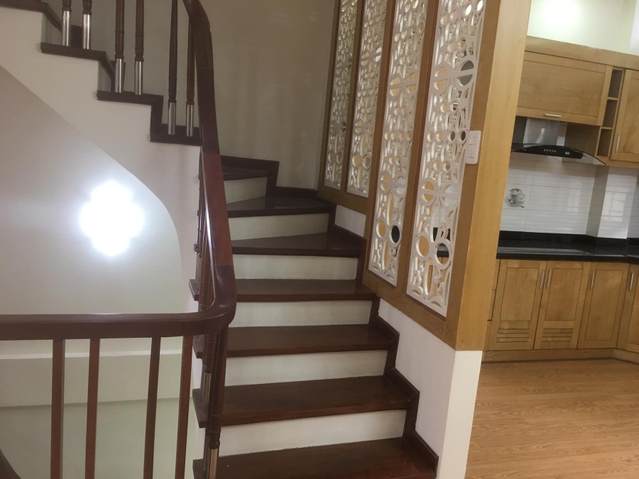 Cần bán gấp nhà Vũ Ngọc Phan đống đa diện tích 40m 5 tầng mặt tiền 4.6m giá 9.8 tỷ