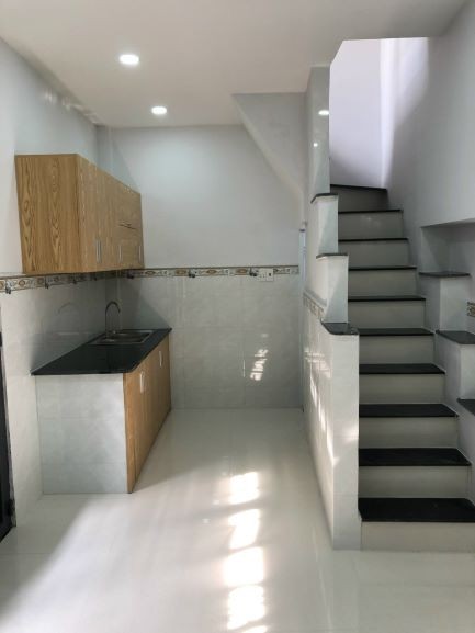 Nhà đường Hồng Lạc, diện tích 17m2, 5x3,5m, hẻm đẹp xe hơi tránh, giá bán nhanh 2 tỷ 15