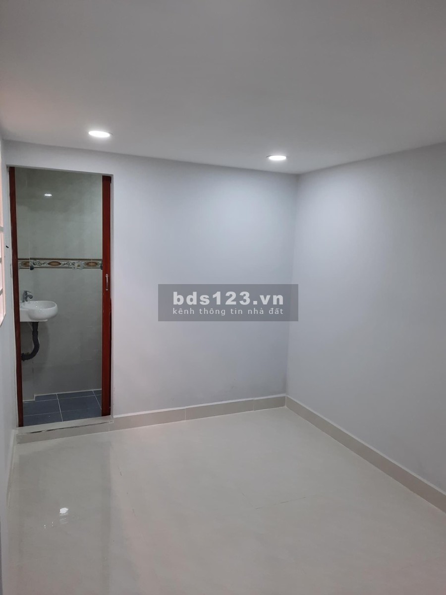 Nhà đường Hồng Lạc, diện tích 17m2, 5x3,5m, hẻm đẹp xe hơi tránh, giá bán nhanh 2 tỷ 15