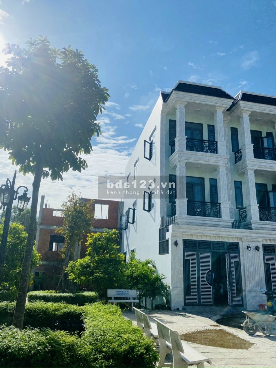 Cần bán căn nhà giá rẻ màu dịch tại Dĩ An Bình Dương nằm ngay vòng xoay, vị trí đắc địa