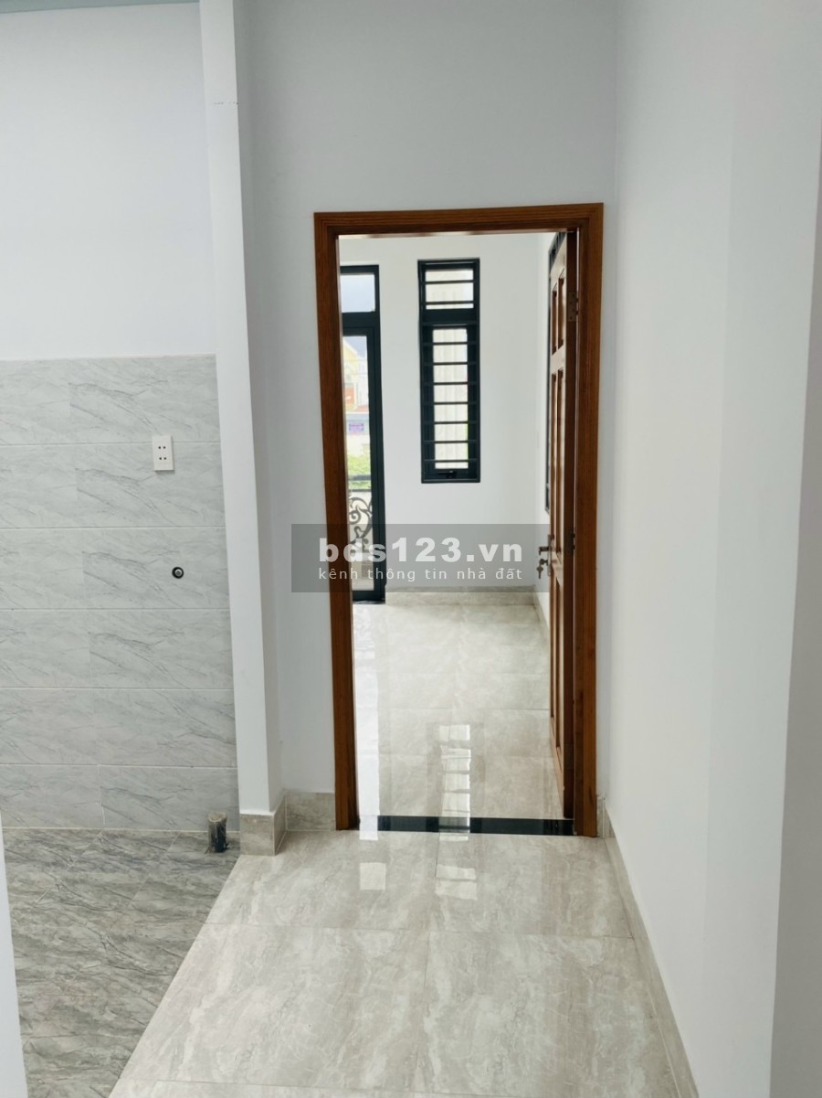 Cần bán căn nhà giá rẻ màu dịch tại Dĩ An Bình Dương nằm ngay vòng xoay, vị trí đắc địa