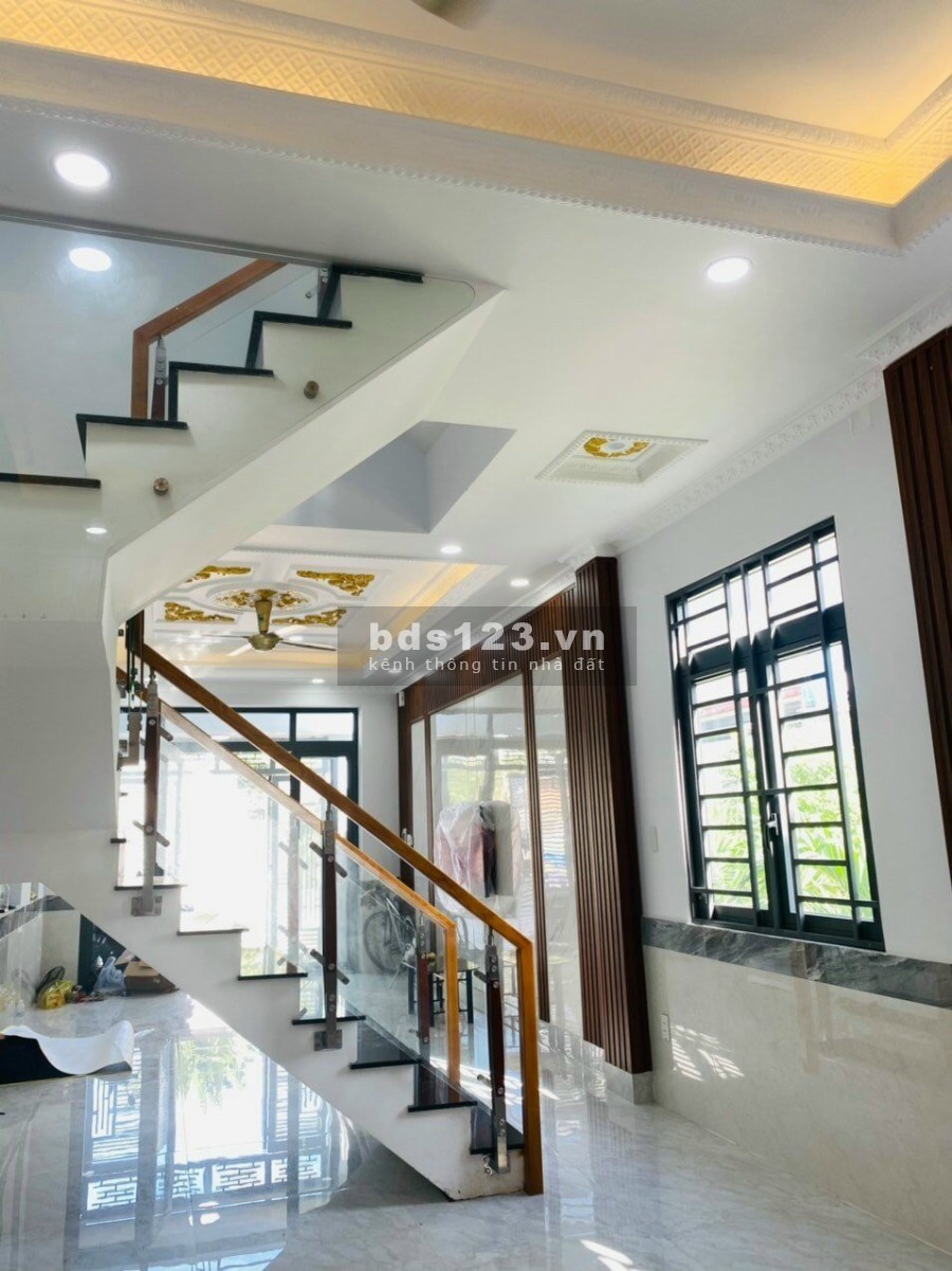 Cần bán căn nhà giá rẻ màu dịch tại Dĩ An Bình Dương nằm ngay vòng xoay, vị trí đắc địa