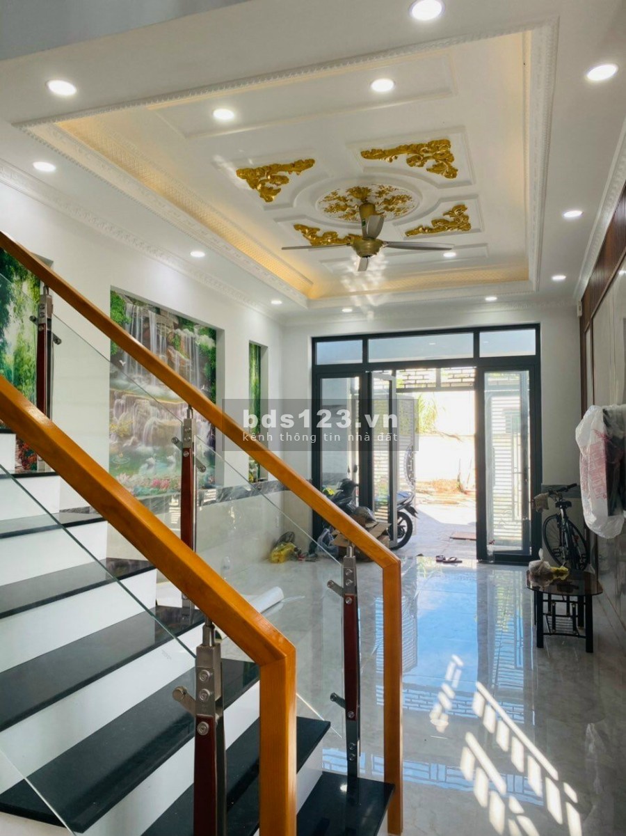 Cần bán căn nhà giá rẻ màu dịch tại Dĩ An Bình Dương nằm ngay vòng xoay, vị trí đắc địa