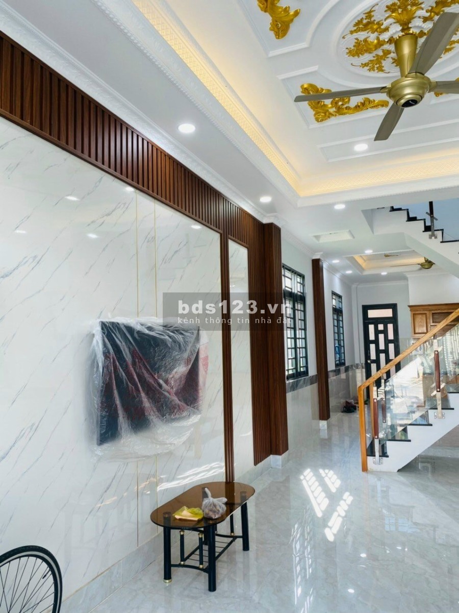 Cần bán căn nhà giá rẻ màu dịch tại Dĩ An Bình Dương nằm ngay vòng xoay, vị trí đắc địa
