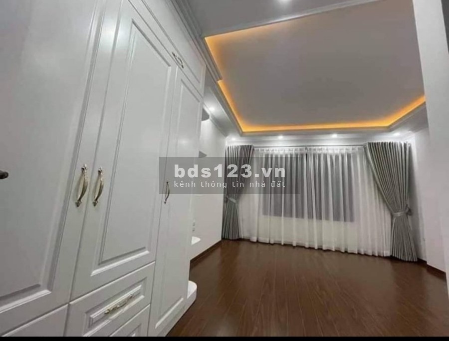 Bán nhà phố Ngọc Lâm, để ở hoặc cho thuê 5 tầng mặt tiền 3.2m, diện tích 37m2, giá 3.8 tỷ