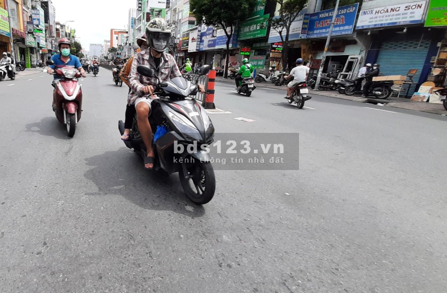 Cho thuê nhà nguyên căn hẻm 182 Bạch Đằng, P.24, Q.Bình Thạnh.Có 4PN. Gía 12.5tr/tháng