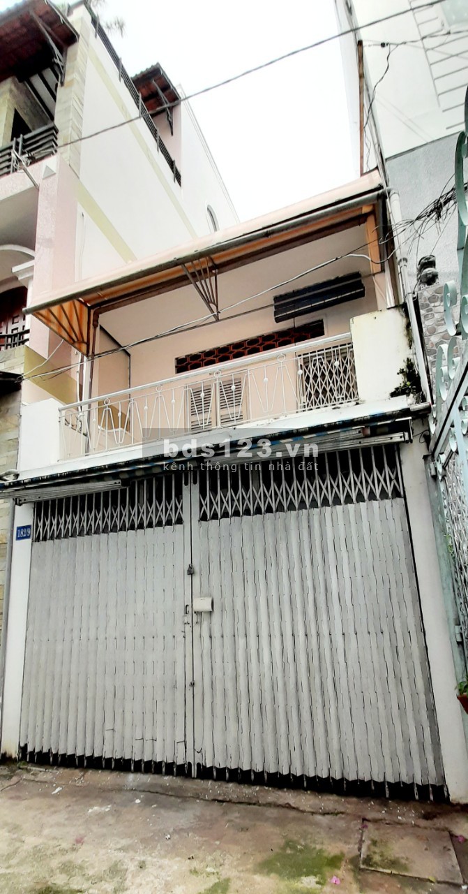Cho thuê nhà nguyên căn hẻm 182 Bạch Đằng, P.24, Q.Bình Thạnh.Có 4PN. Gía 12.5tr/tháng