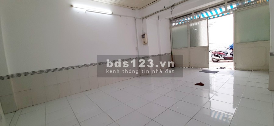 Cho thuê nhà nguyên căn hẻm 182 Bạch Đằng, P.24, Q.Bình Thạnh.Có 4PN. Gía 12.5tr/tháng