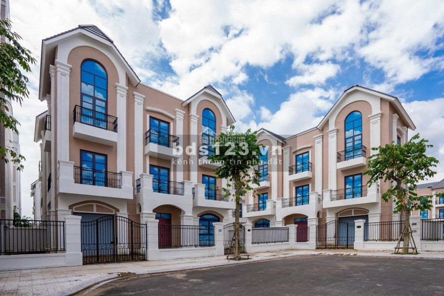 Chính chủ cần bán biệt thự view hồ sen cc Vinhomes Grand Park dtsd 2502m, ngay cạnh bến du thuyền