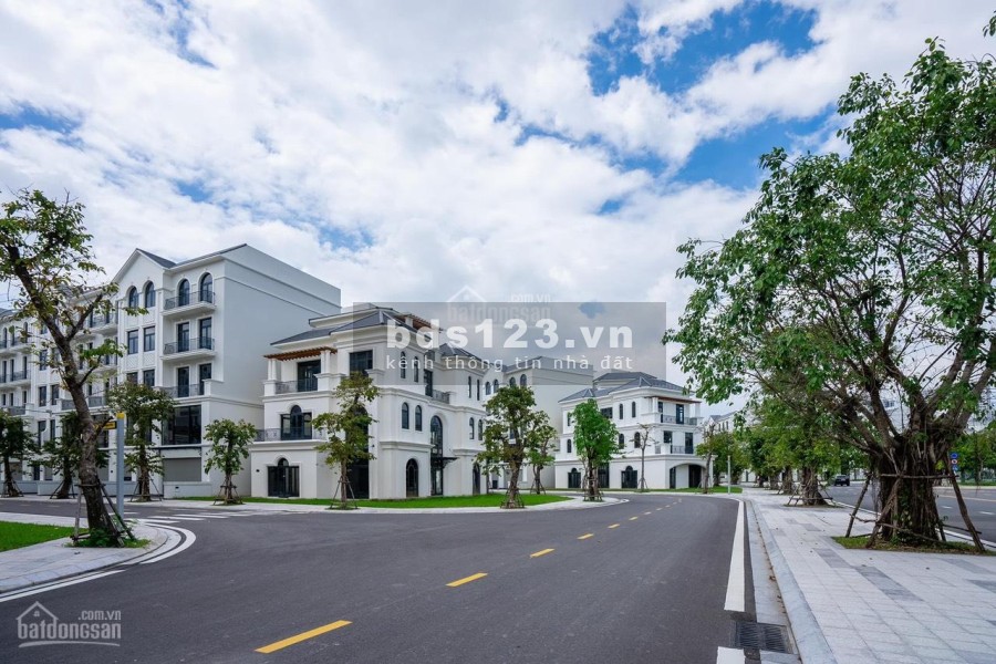 Chính chủ cần bán biệt thự view hồ sen cc Vinhomes Grand Park dtsd 2502m, ngay cạnh bến du thuyền