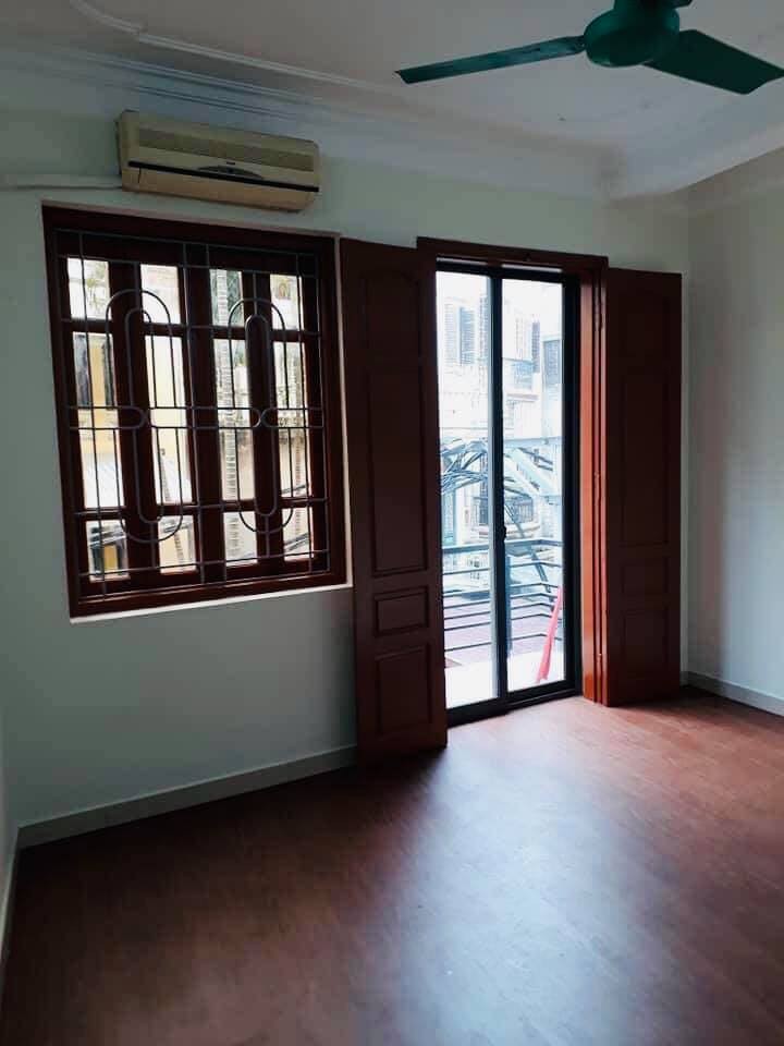 Cần bán gấp nhà Hào Nam Đống Đa, lô góc, ngõ thông nhà đẹp 40m2 mặt tiền 4,5m.