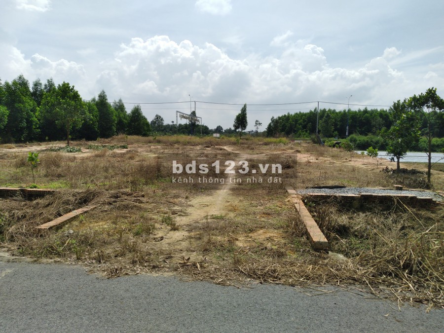 Cần cho thuê đất mặt bằng bằng phẳng, làm việc chín chủ, giá tốt, tiện kinh doanh, khu dân cư