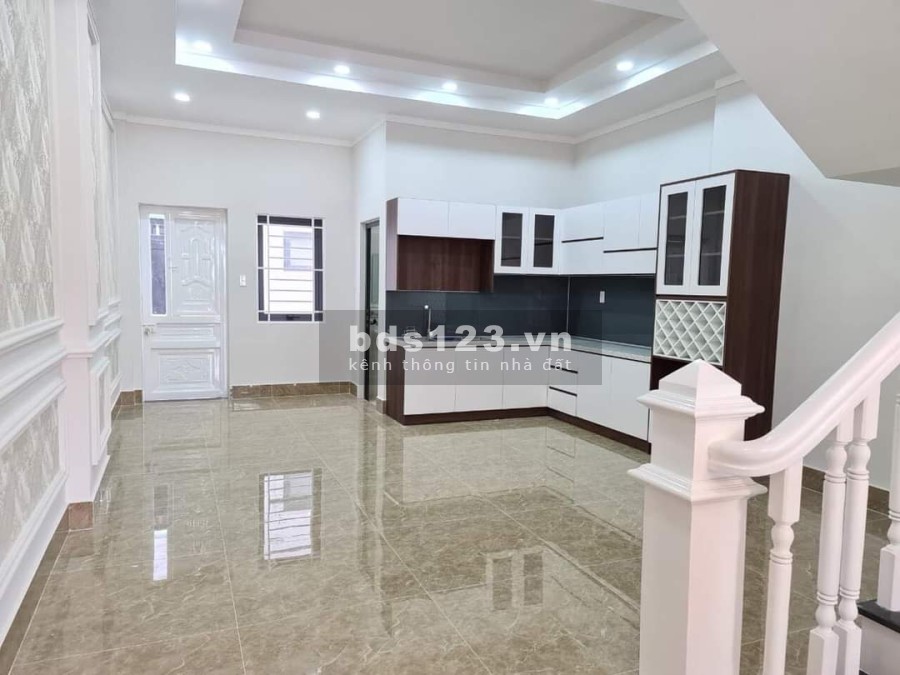 Nhà phố nguyên căn giá rẻ 1 trệt 2 lầu đúc, trung tâm thành phố Dĩ An, sổ đổ hoàn công