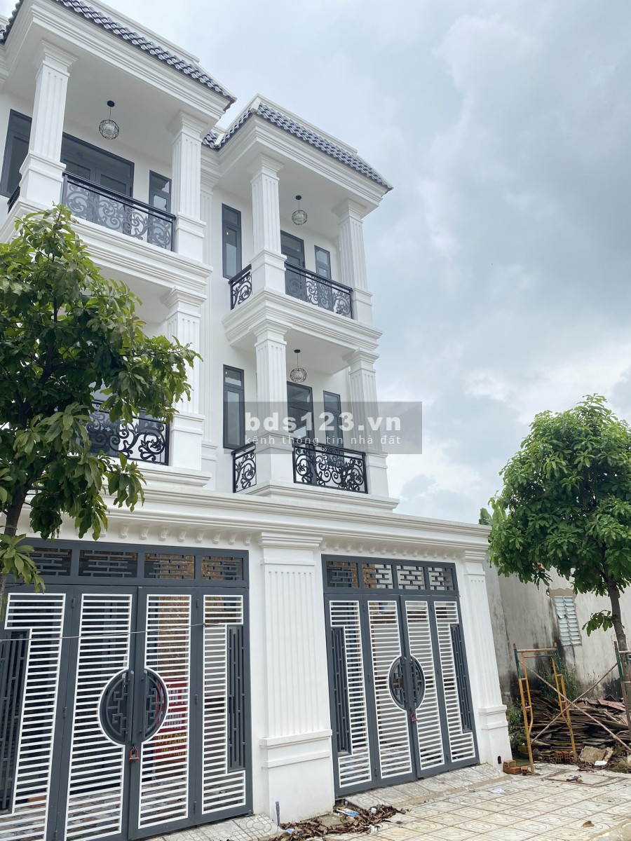 Nhà phố nguyên căn giá rẻ 1 trệt 2 lầu đúc, trung tâm thành phố Dĩ An, sổ đổ hoàn công
