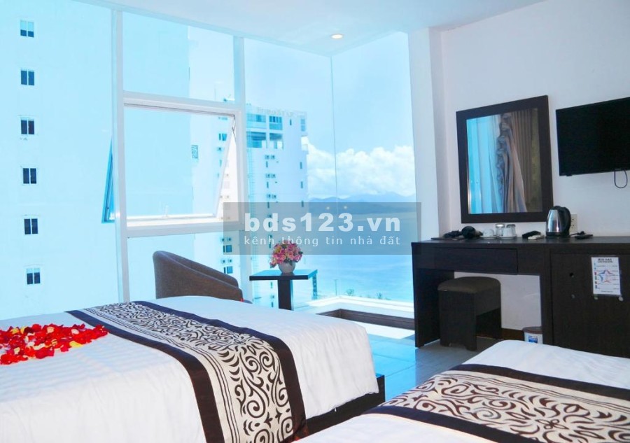 Cần bán gấp khách sạn trung tâm tại Trần Phú Nha Trang 15 tầng, tổng 35 phòng, nội thất đủ