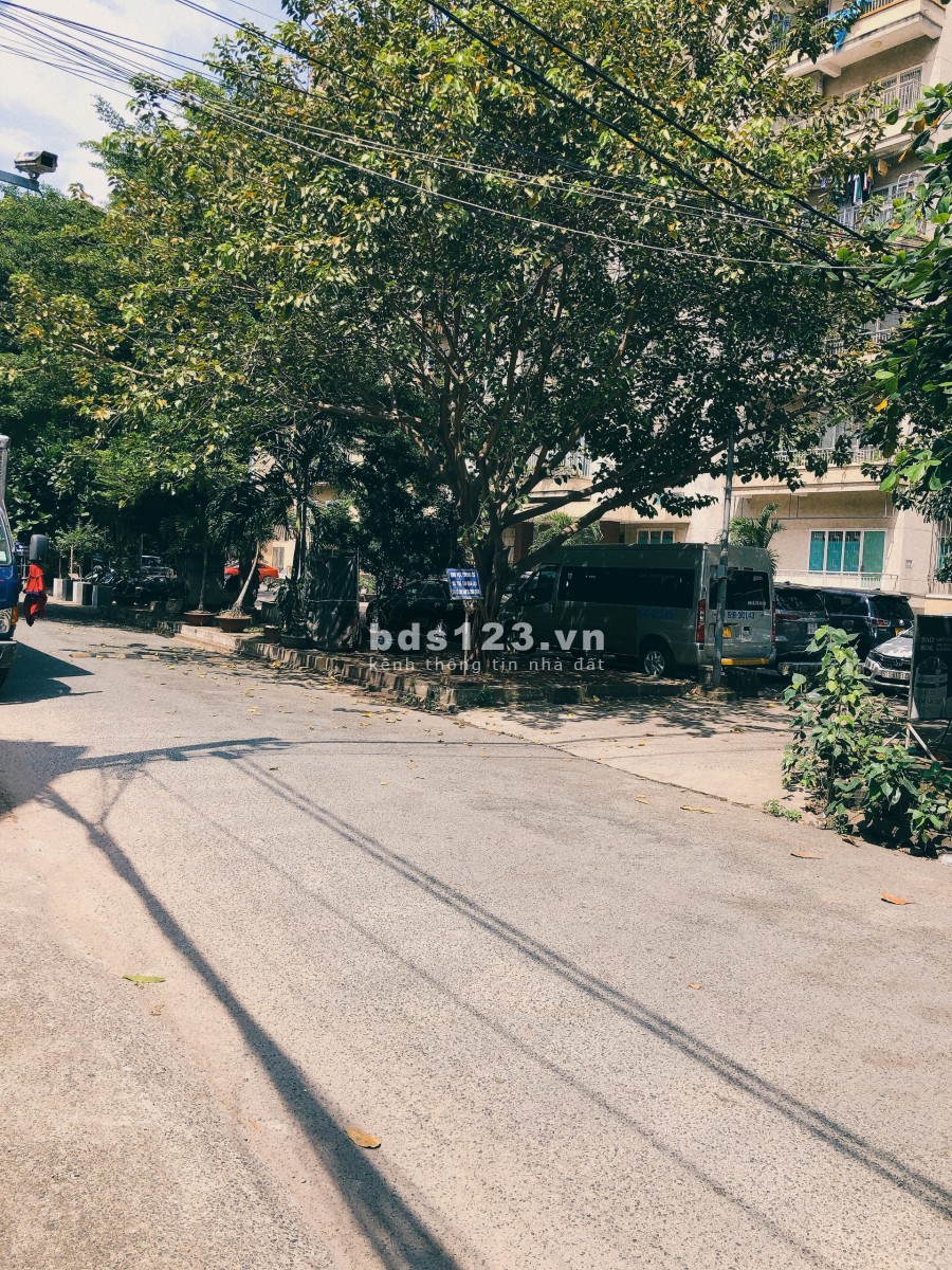 Kẹt tiền bán gấp nhà hẻm lớn 354 Lý Thường Kiệt Quận 10 đúc kiên cố còn mới, có sân trước sau