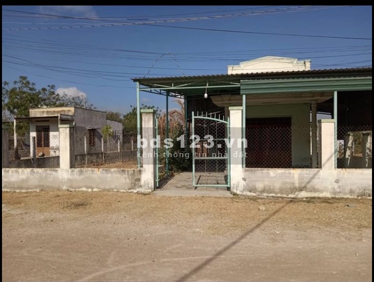 Bán đất thổ cư có nhà cấp 4 chiều ngang 14m chiều dài 49m liên hệ 0382542663 đường ô tô