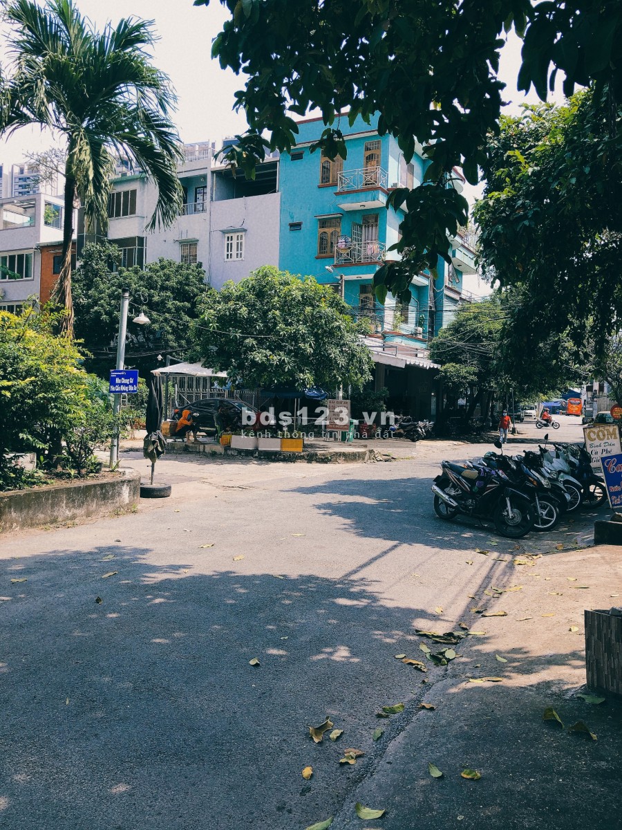 Kẹt tiền bán gấp nhà hẻm lớn 354 Lý Thường Kiệt Quận 10 đúc kiên cố còn mới, có sân trước sau