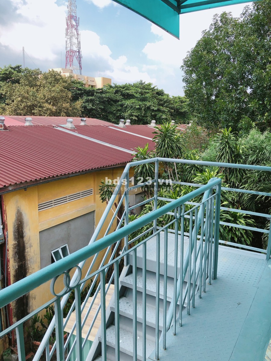 Kẹt tiền bán gấp nhà hẻm lớn 354 Lý Thường Kiệt Quận 10 đúc kiên cố còn mới, có sân trước sau