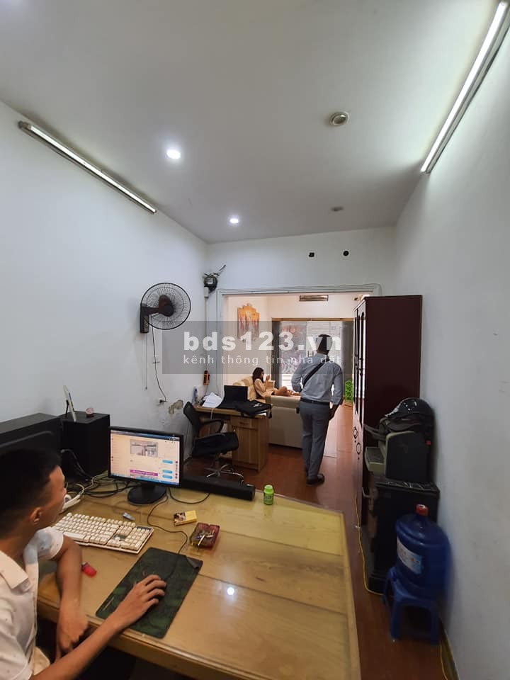 Diện tích 47m2 4 tầng, giá chỉ 4 tỷ nhà đẹp ở ngay lõi Đống Đa liên hệ 0989946548