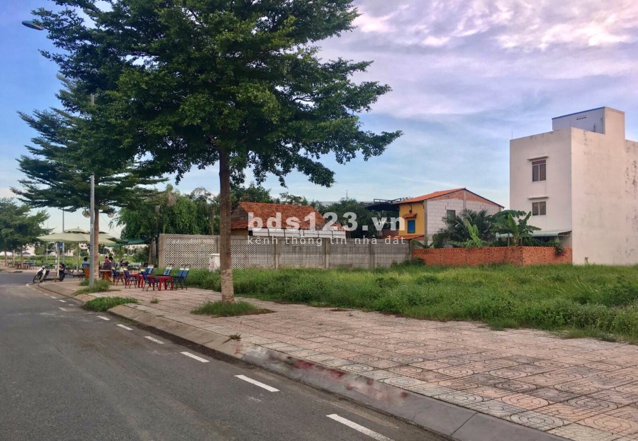 Gia đình cần bán đất ngay khu dân cư đường 10 sổ sẵn bao sang tên, giá tốt, khu dân cư
