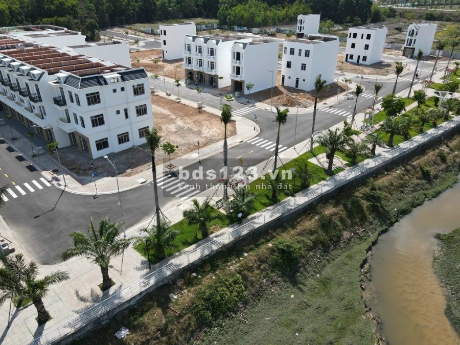 Nhà ở thương mại Vietsing Phú Chánh sổ sẵn thổ cư 100% hỗ trợ vây 70%, giá tốt đầu tư