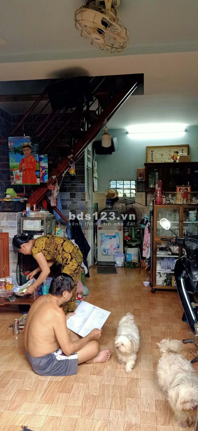 Nhà 1 trệt 1 lầu.1 pH khách, 2 pH ngủ, 2 toilet. 1,5 tỷ có thương lượng