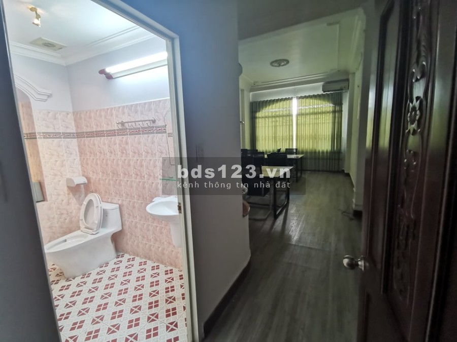 Cho thuê nhà nguyên căn diện tích 4x25m, 1 trệt 3 lầu đã setup nội thất văn phòng vào sử dụng ngay