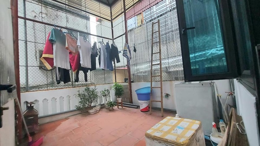 Bán nhà nguyên căn 3 mặt thoáng, sổ vuông đẹp, sát ngã tư Sở, đúc kiên cố 4 tầng, thoáng