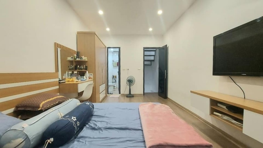 Bán nhà nguyên căn 3 mặt thoáng, sổ vuông đẹp, sát ngã tư Sở, đúc kiên cố 4 tầng, thoáng