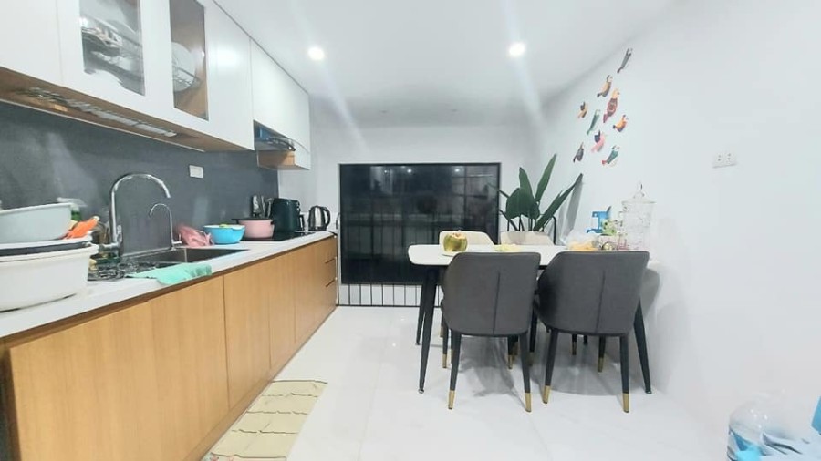 Bán nhà nguyên căn 3 mặt thoáng, sổ vuông đẹp, sát ngã tư Sở, đúc kiên cố 4 tầng, thoáng