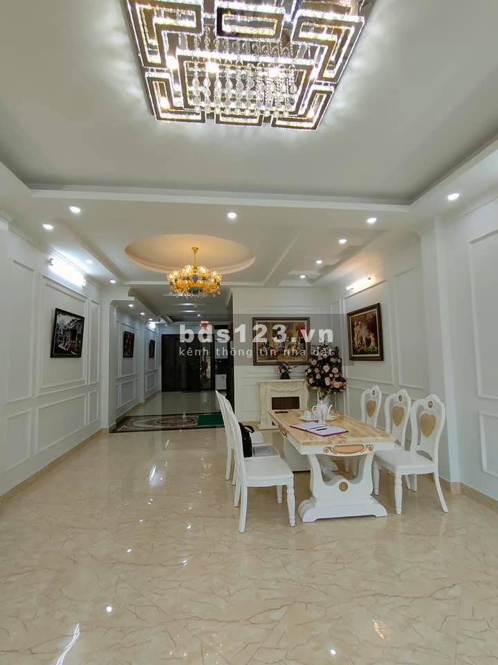 Phân lô Hoàng Quốc Việt 40m2, gara ô tô kinh doaanh, giá bán chỉ 6 tỷ, sổ đỏ chính chủ hoa hậu