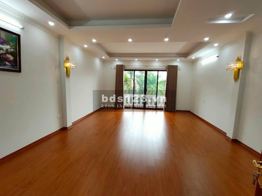 Phân lô Hoàng Quốc Việt 40m2, gara ô tô kinh doaanh, giá bán chỉ 6 tỷ, sổ đỏ chính chủ hoa hậu