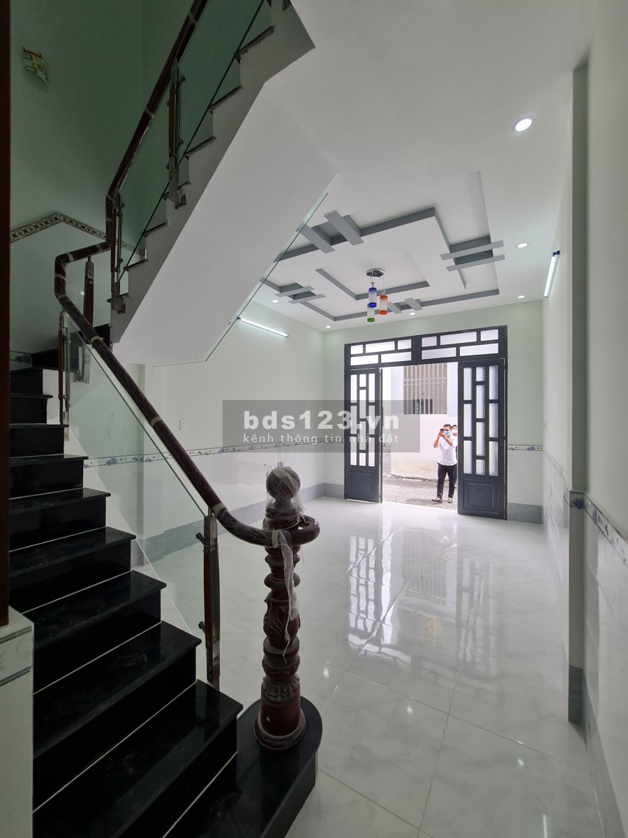 Nhà mới xây sát chợ Bình chánh, sổ hồng riêng từng căn, ngân hàng hỗ trợ 70% giá trị