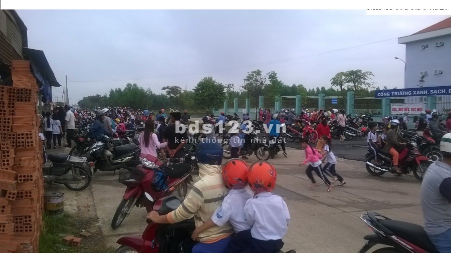 Bán gấp lô góc thông chợ, sát trường học, thích hợp mở quán cf, kinh doanh buôn bán.