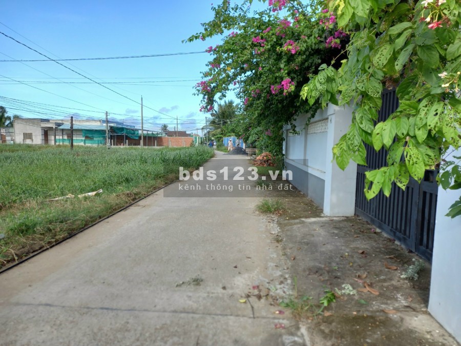Bán đất lô góc 2 mặt tiền ấp 3 Thạnh Đức Bến Lức Long An giá 350 triệu liên hệ 0975642152