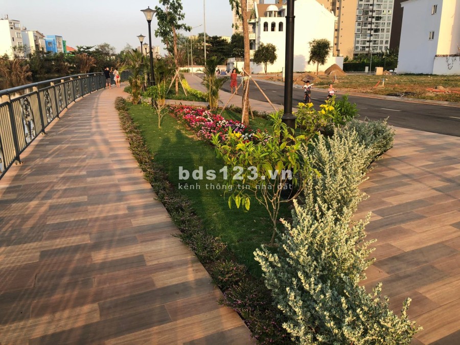 Bán căn hộ cao cấp tầng cao view đẹp full nội thất chung cư Homyland Riverside dt 85m2, 2 pn