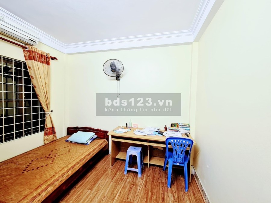 Cần bán nhà gấp khu vực trung tâm nhà mới koong thiết kế đẹp 4 tầng, liên hệ 0968588737